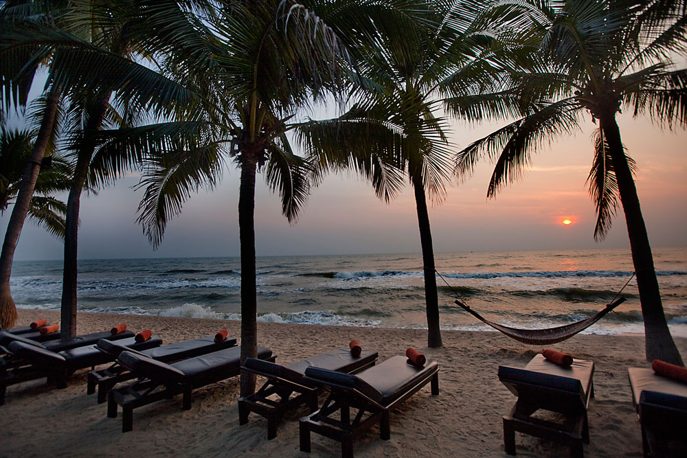 Hua-Hin's-sunrise-shoreline