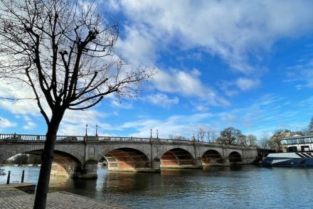 bridge across the thames river on the thames footpath challenge