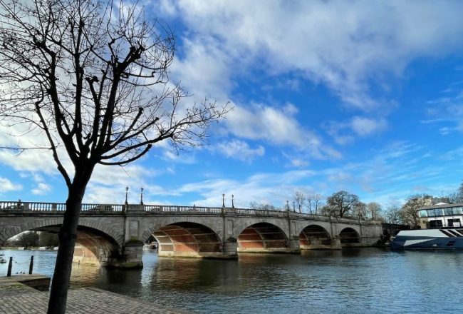 bridge across the thames river on the thames footpath challenge