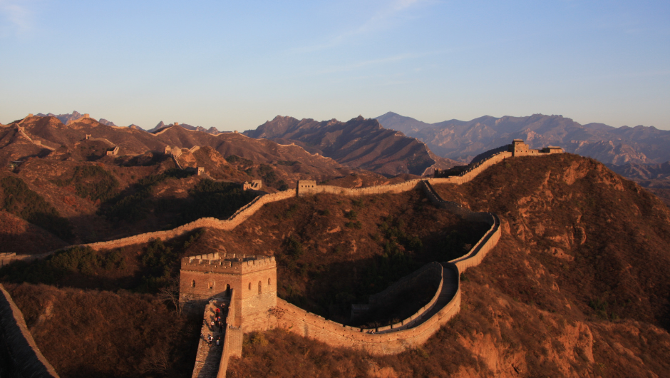 View of a stretch of the great wall of china in the Yen mountains at sunset.
